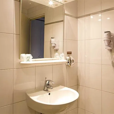 La Regence Отель Курбевуа